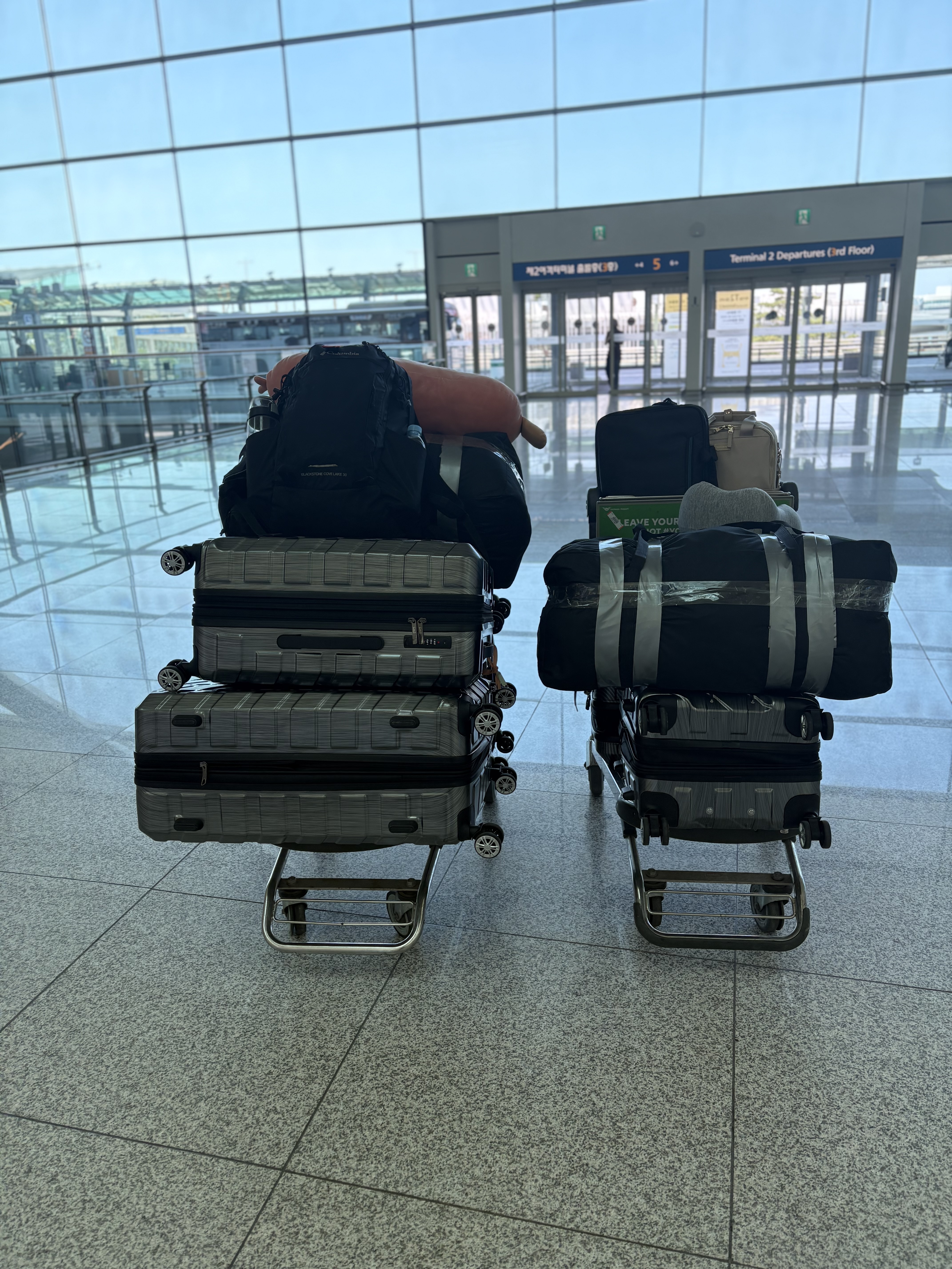 출국 공항에서 짐들